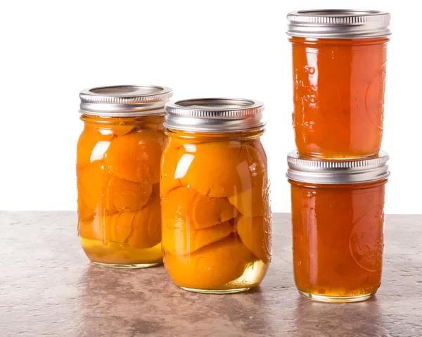 Abricots frais conservés dans des pots — Photo