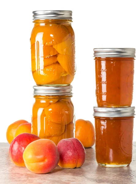 Färska aprikoser bevarade i burkar — Stockfoto