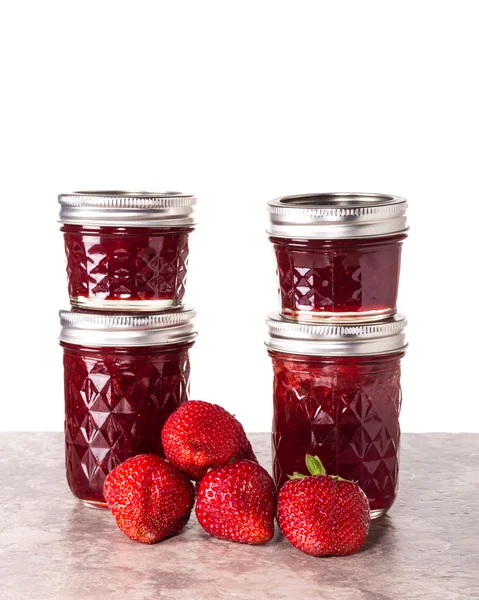 Frische Erdbeeren in Gläsern eingelegt — Stockfoto