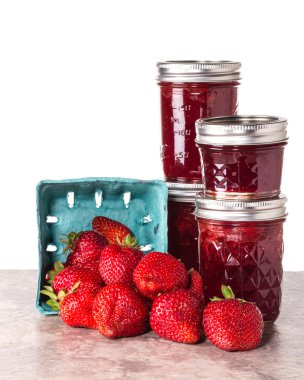 taze çilekleri kavanozların içinde korunmuş