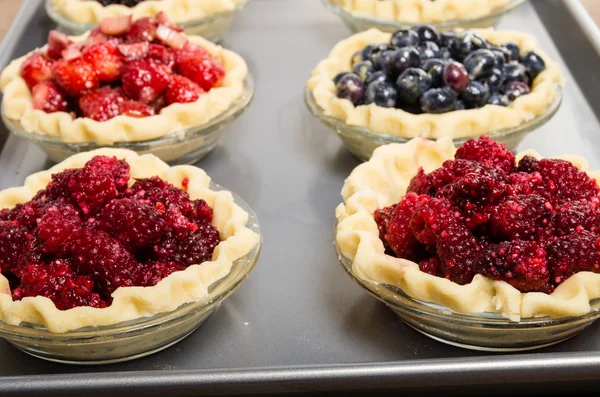 Baking homemade fresh fruit pies — Stock Photo, Image