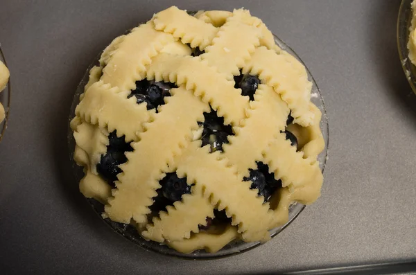 Baking homemade fresh fruit pies — Stock Photo, Image