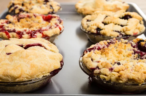 Baking homemade fresh fruit pies — Stock Photo, Image