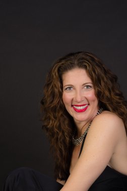 siyah elbiseli çekici orta yaşlı kadın