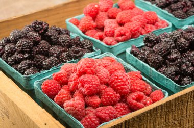 çilek sepetleri ile ahşap kutu