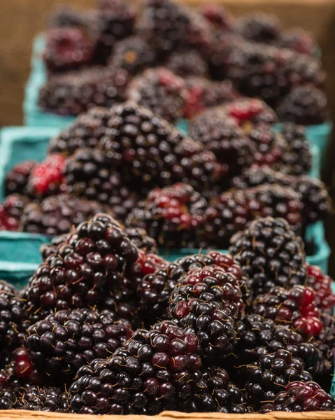 marionberries sepetleri ile ahşap kutu