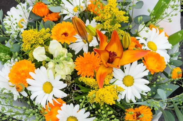 マーケットで新鮮な花の花束 — ストック写真