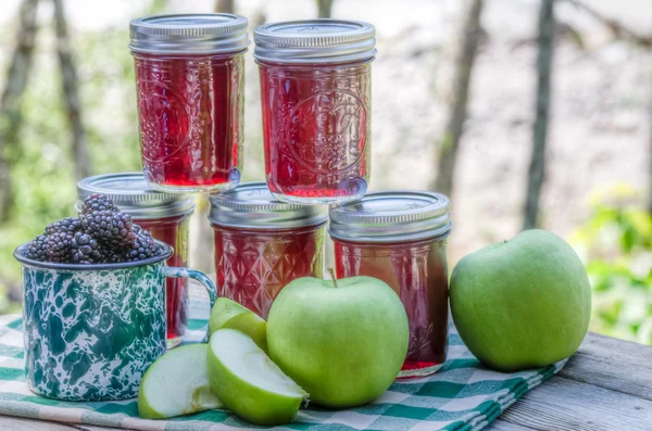 Hausgemachte Brombeerapfelmarmelade — Stockfoto