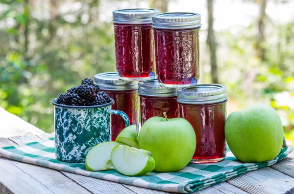 Hausgemachte Brombeerapfelmarmelade — Stockfoto