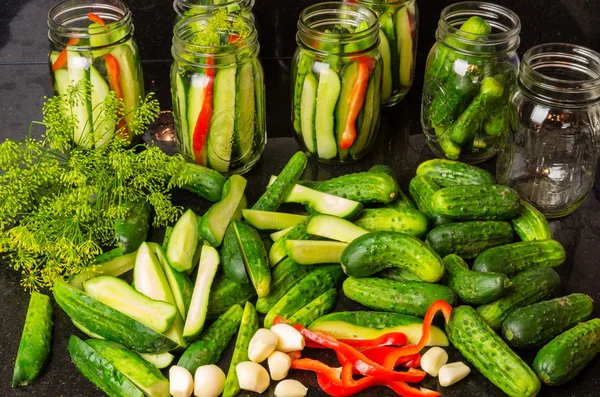 Pickles knoflook en potten klaar om augurk — Stockfoto