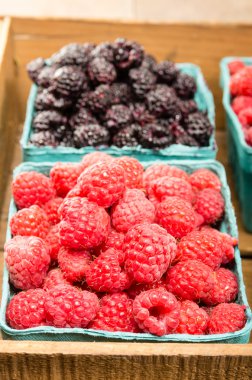 çilek sepetleri ile ahşap kutu