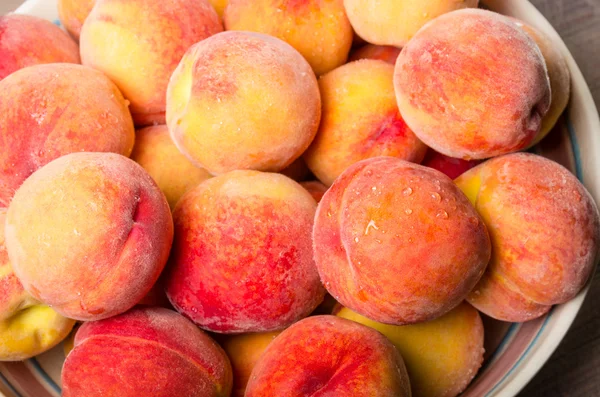 Bowl of fresh yellow peaches — Stock Photo, Image