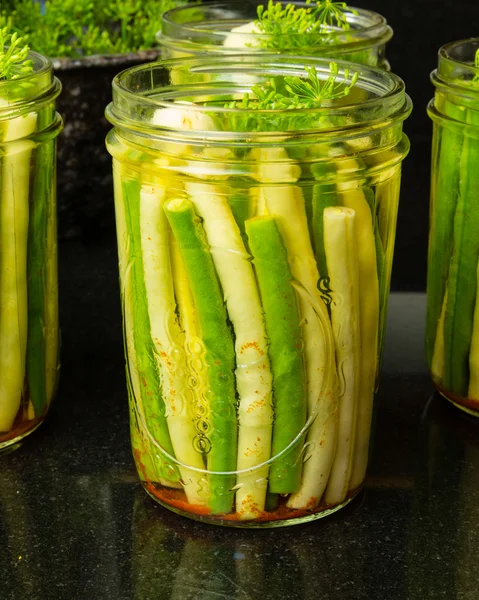 Gläser mit frischen gelben und grünen Bohnen zum Konservieren — Stockfoto