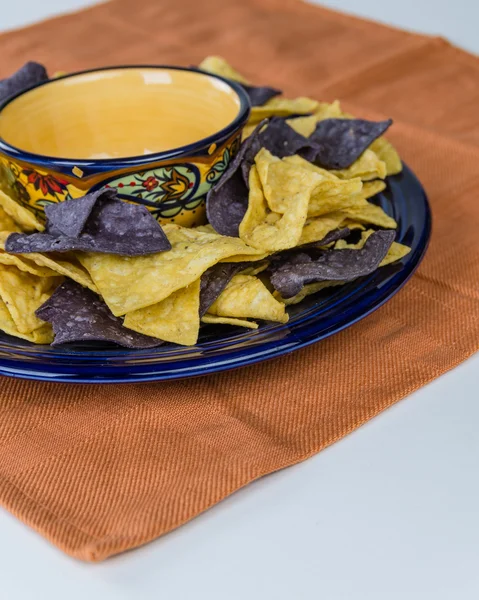 Deska organických nacho chipsů — Stock fotografie