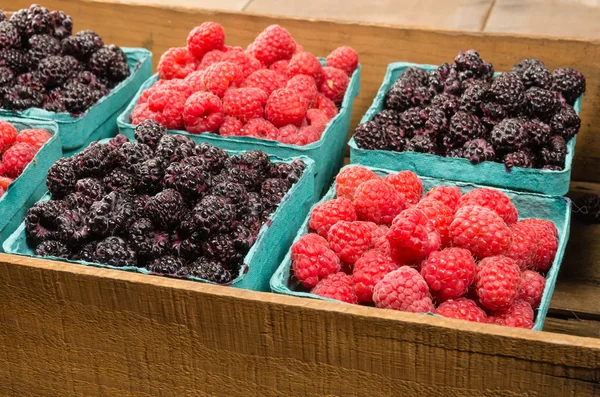 딸기의 바구니와 나무 상자 — 스톡 사진