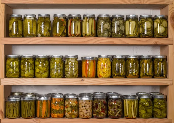 Scaffali di stoccaggio con cibo in scatola — Foto Stock