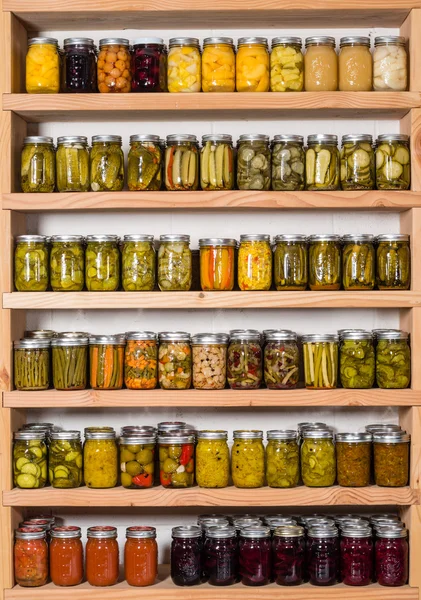 缶詰食品の収納棚 — ストック写真