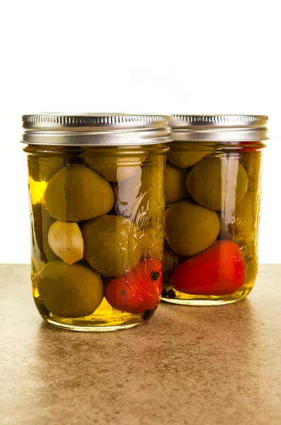 Pimientos picantes en escabeche en tarro de albañil — Foto de Stock