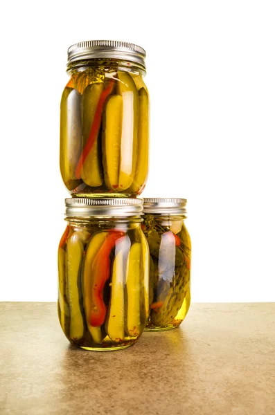 Hemgjord pickles i mason burkar — Stockfoto