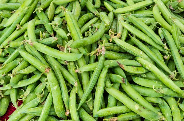 Green peas in pods at market — Stock Photo, Image