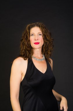 siyah elbiseli çekici orta yaşlı kadın