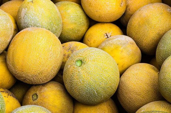 Cantalope meloenen tentoongesteld op de markt — Stockfoto
