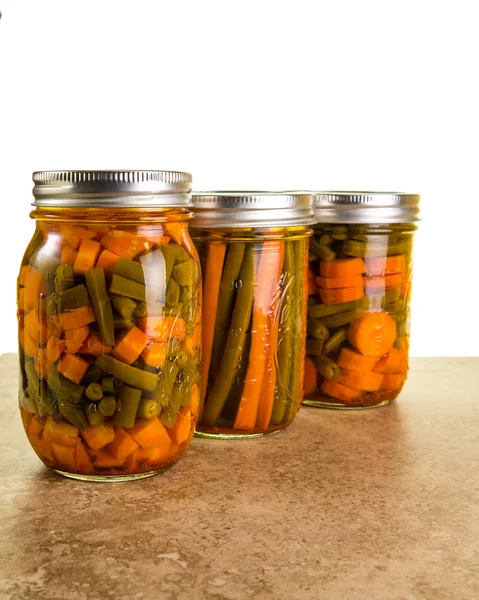 Haricots et carottes conservés dans un bocal — Photo