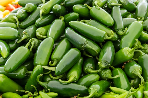 Jalapeno hete pepers op de markt — Stockfoto