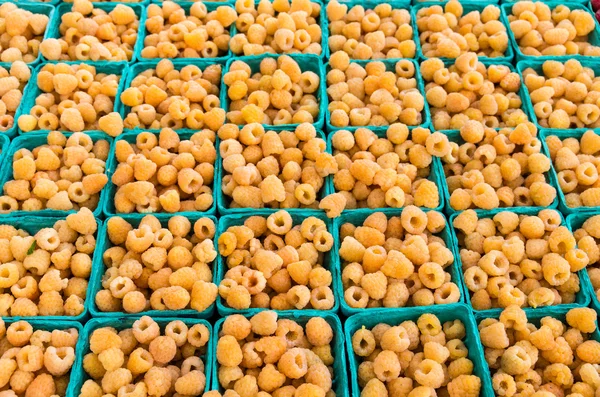 Yellow raspberries in boxes at market — Stock Photo, Image