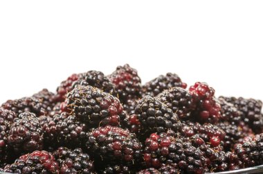 marionberries üzerinde beyaz kase