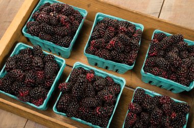 marionberries sepetleri ile ahşap kutu