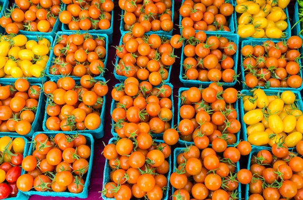 Tomatoes orange on display at market — Stock Photo, Image