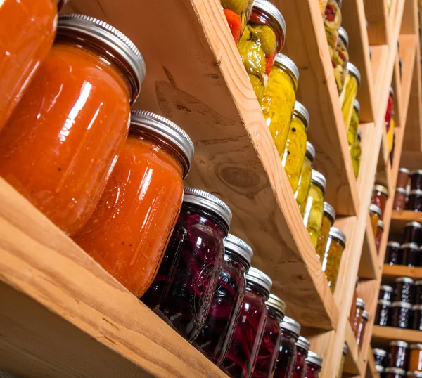 Étagères de rangement avec produits en conserve — Photo