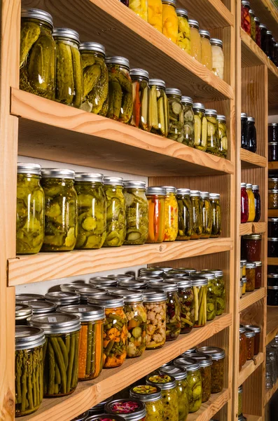 konserve ürünleri ile depolama rafları