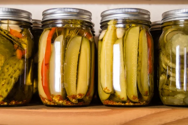 Étagères de rangement avec produits en conserve — Photo