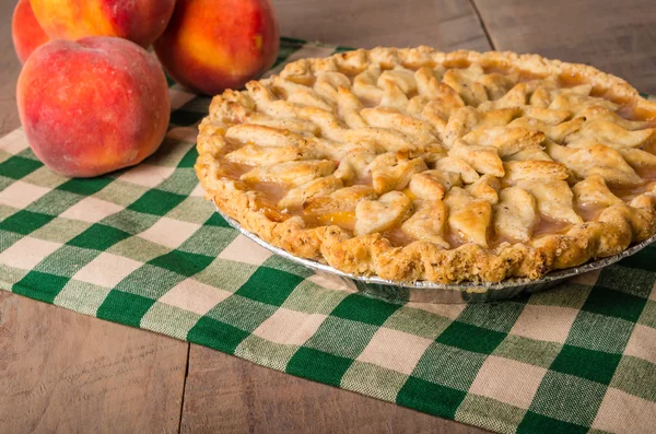 Torta di pesca con crosta decorata — Foto Stock