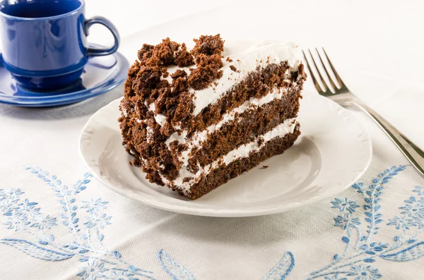 Bolo de migalhas de chocolate com cobertura branca — Fotografia de Stock