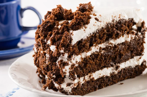 Pastel de miga de chocolate con glaseado blanco — Foto de Stock