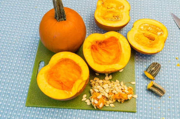 Pumpkins cut in half to extract the seeds — Stock Photo, Image
