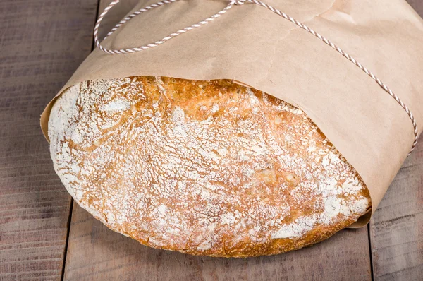 Laib frisch gebackenes Brot — Stockfoto