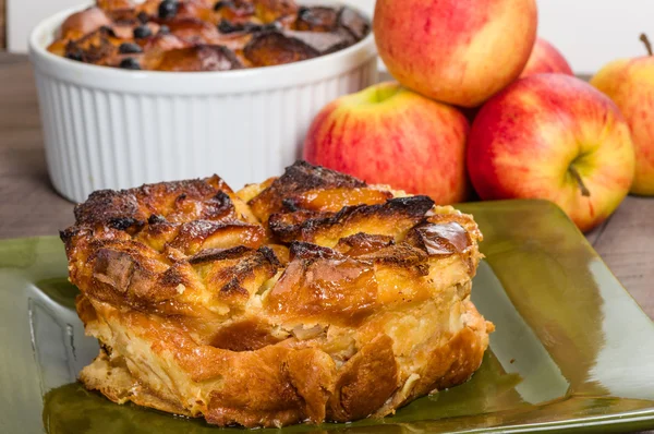 Budín de pan de manzana con pasas — Foto de Stock