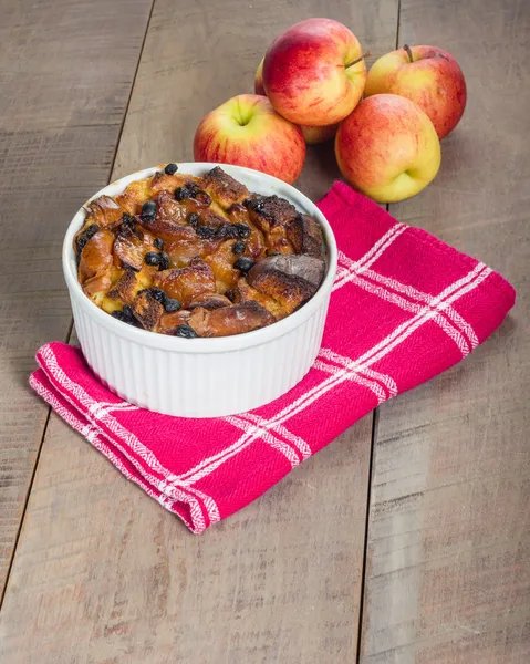 Apple bread pudding with raisins — Stock Photo, Image