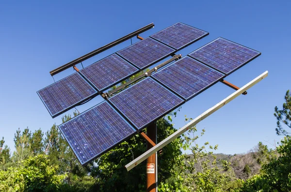 원격 위치에 에너지를 제공 하는 태양 전지 패널 — 스톡 사진