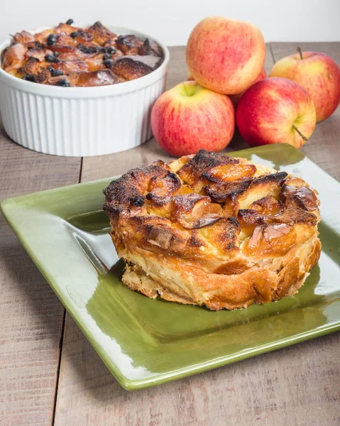 Budín de pan de manzana con pasas — Foto de Stock