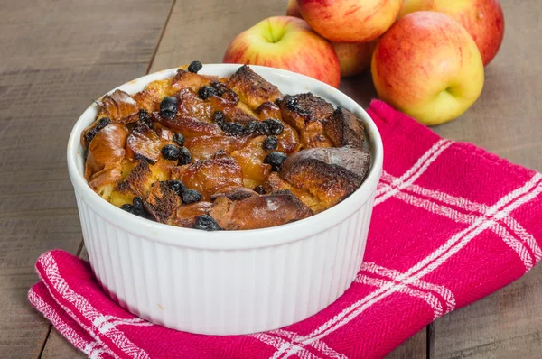 Apple bread pudding with raisins — Stock Photo, Image