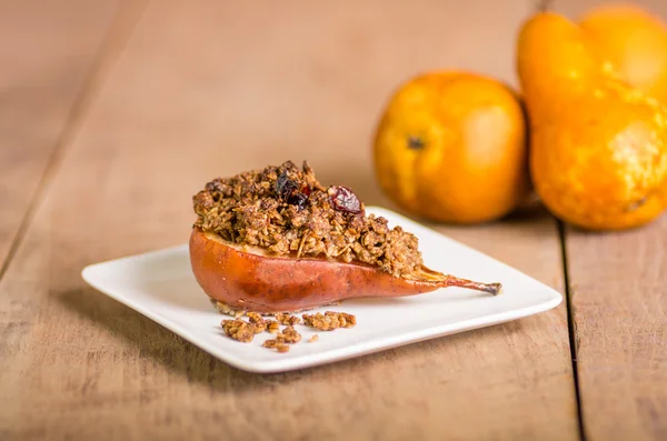 Pêra bosc assada com cobertura de crumble — Fotografia de Stock