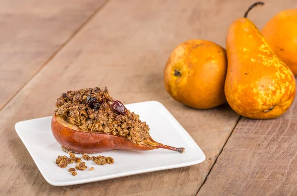 Baked bosc pear with crumble topping — Stock Photo, Image