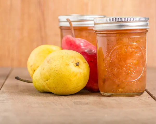 PEAR jam in mason potten — Stockfoto