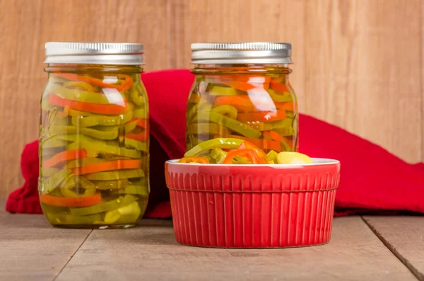 Rodajas de pimiento caliente enlatadas en frascos de albañil — Foto de Stock