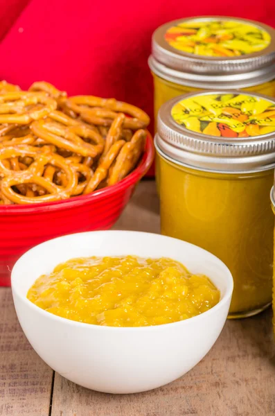 Pots de moutarde maison avec bretzels — Photo